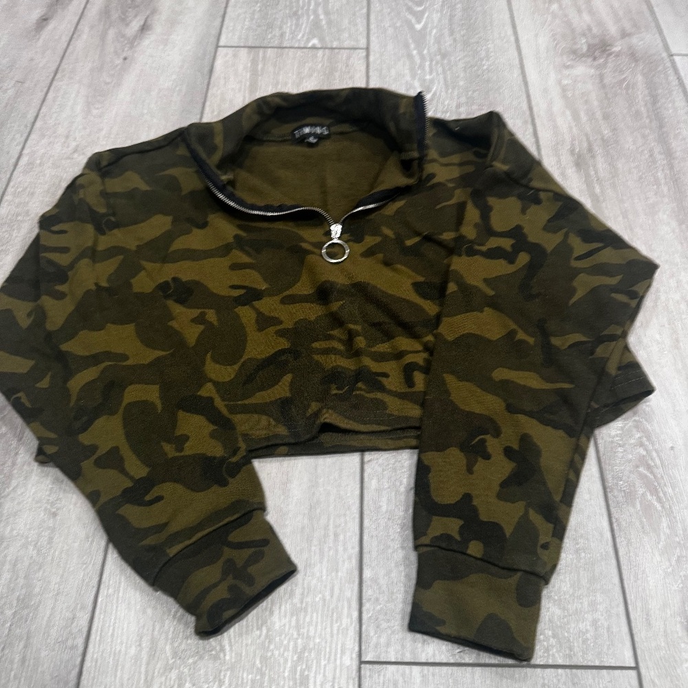 TIMING CROPPED CAMO SWEATER
